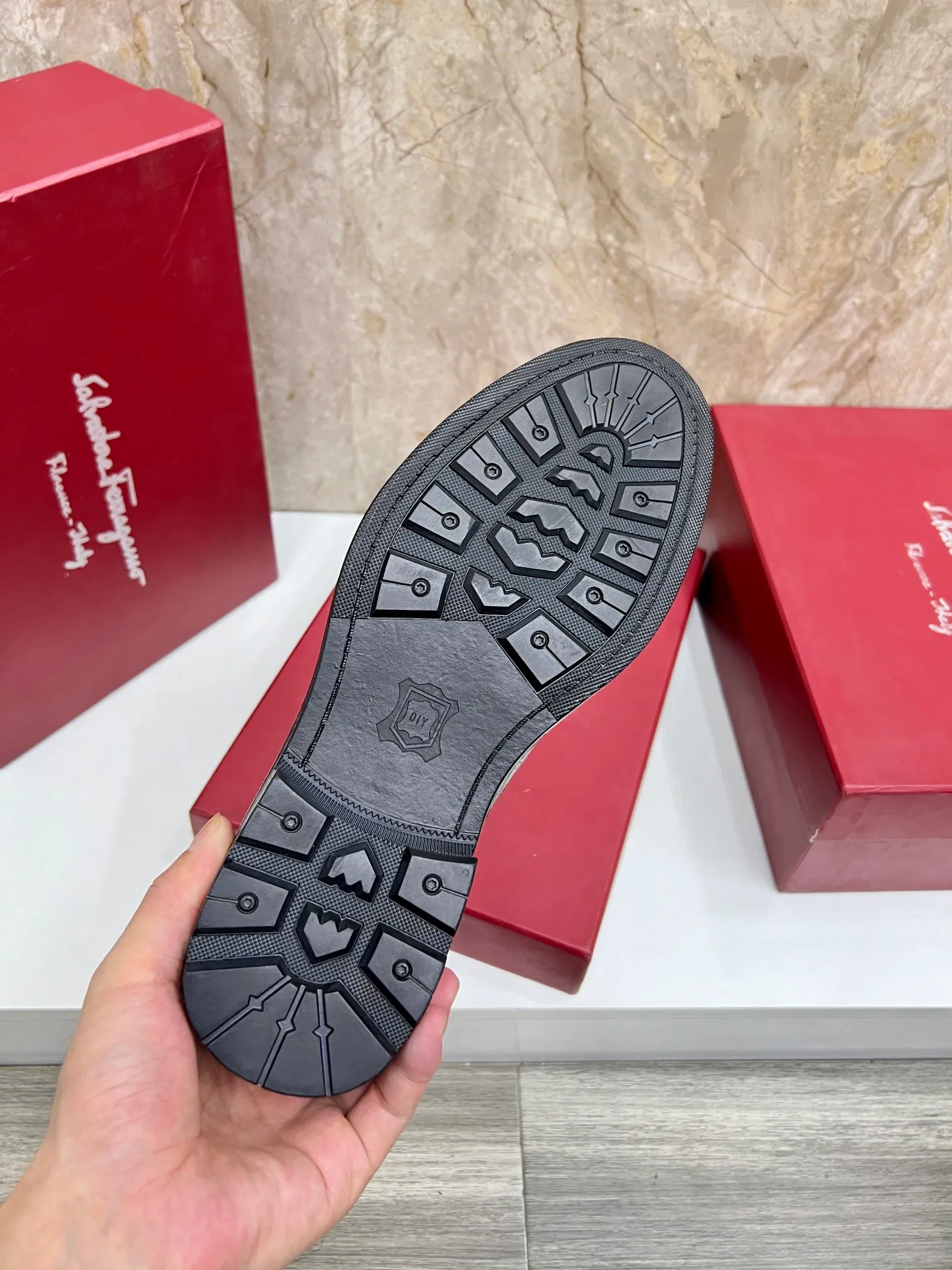 Original order quality: Men's shoes 💰700 Brand: Ferragamo (Ferragamo) One size larger: Men's size 38-44 (45 customized) Grade: Same style as the official website High-end men's shoes Material: Original cowhide, cowhide lining, original outsole Style category: Chelsea men's boots Fashion trend Color: Actual picture